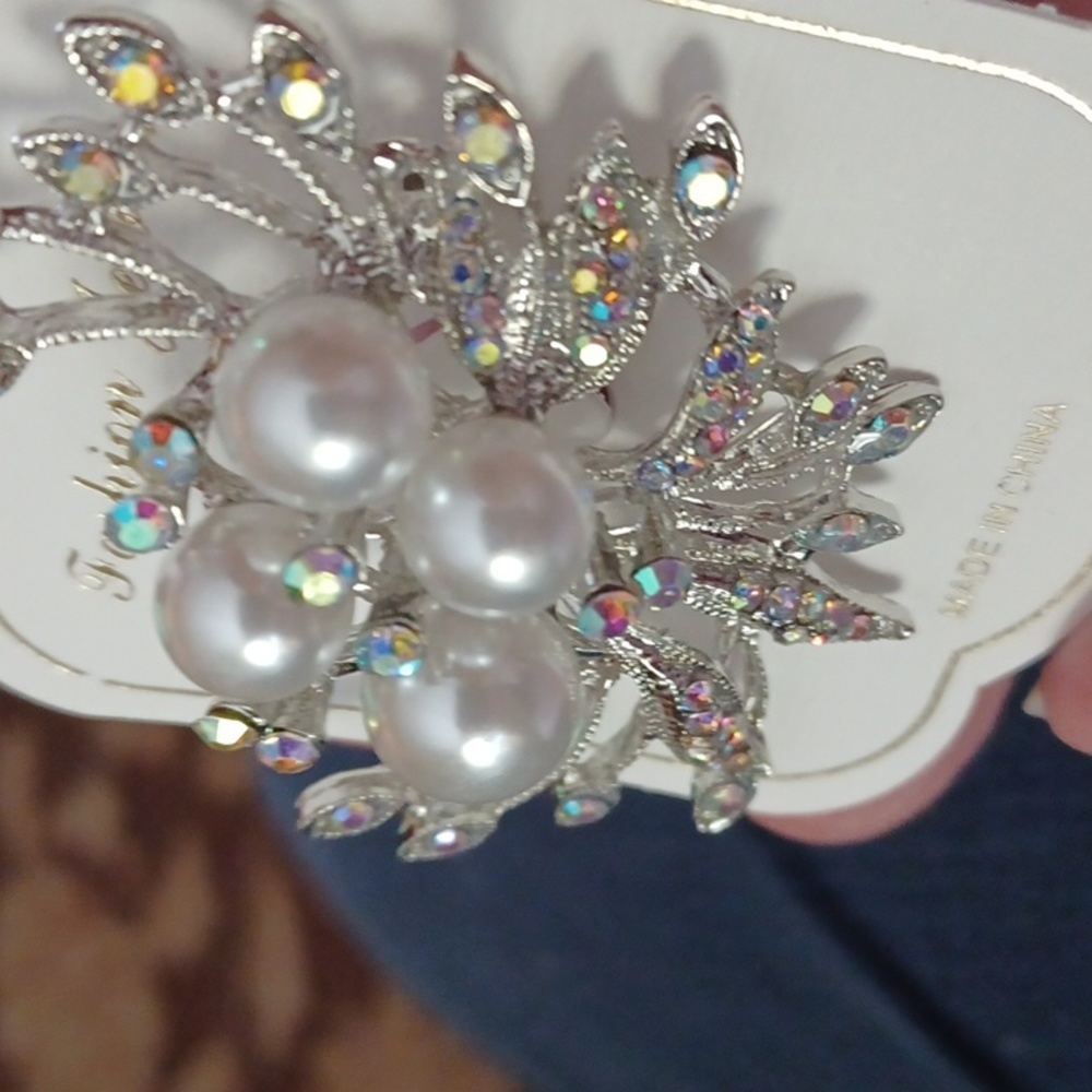 Brooche - Picture 2 of 3